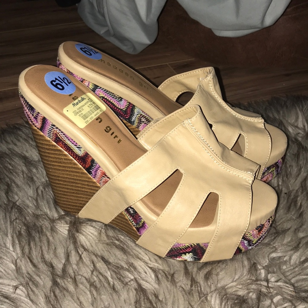 Tan wedge with colorful pattern
